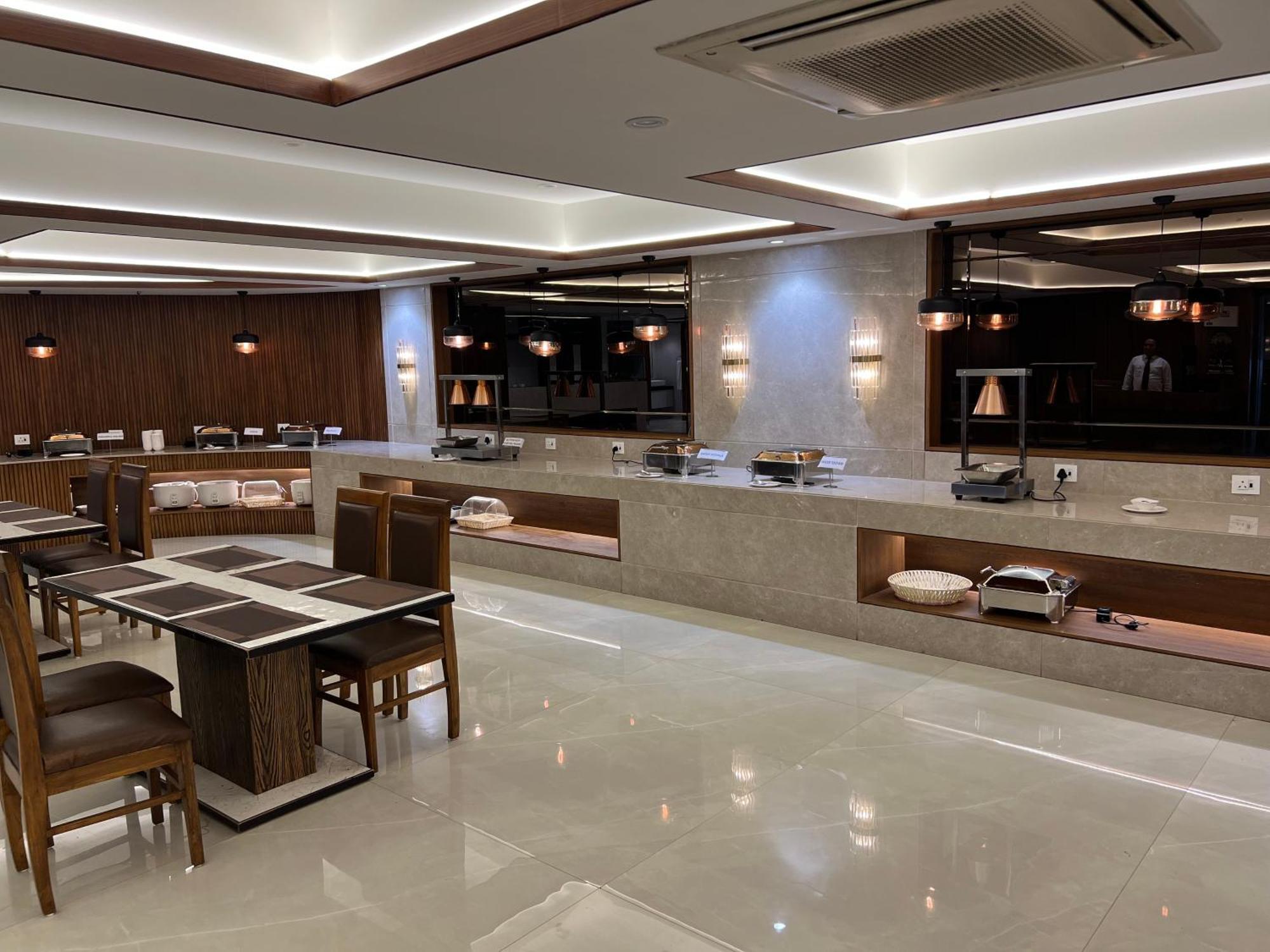 Hotel The Evergrand Palace Rajkot Exterior foto