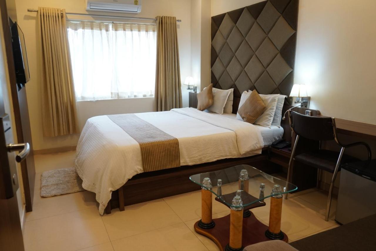 Hotel The Evergrand Palace Rajkot Exterior foto